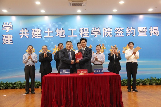 2015年，，，，，，，与长安大学共建天下第一个云顶集团工程学院，，，，，，，设立云顶集团工程学科硕士点、博士点。。。。。。。。.jpg